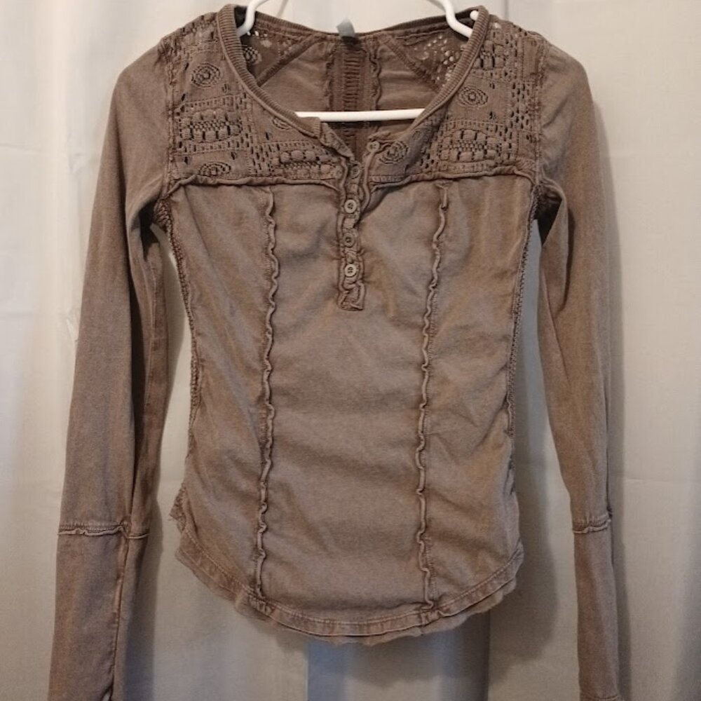 FREE PEOPLE Shell Lace Henley T-shirt Top XS Brown Wine Scoop neck Gold Coast LS